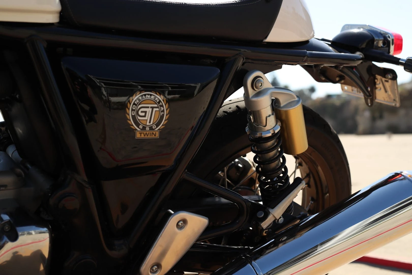 „Royal Enfield“ po 48 metų pertraukos sukūrė dviejų cilindrų motociklą