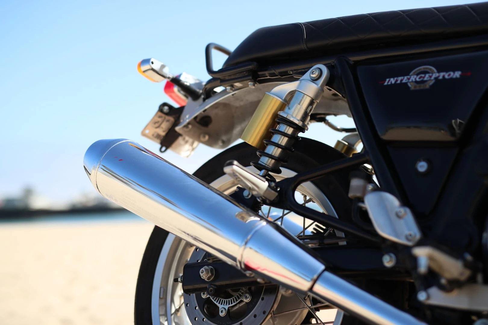 „Royal Enfield“ po 48 metų pertraukos sukūrė dviejų cilindrų motociklą