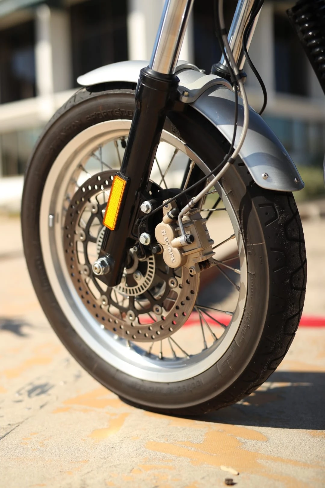 „Royal Enfield“ po 48 metų pertraukos sukūrė dviejų cilindrų motociklą