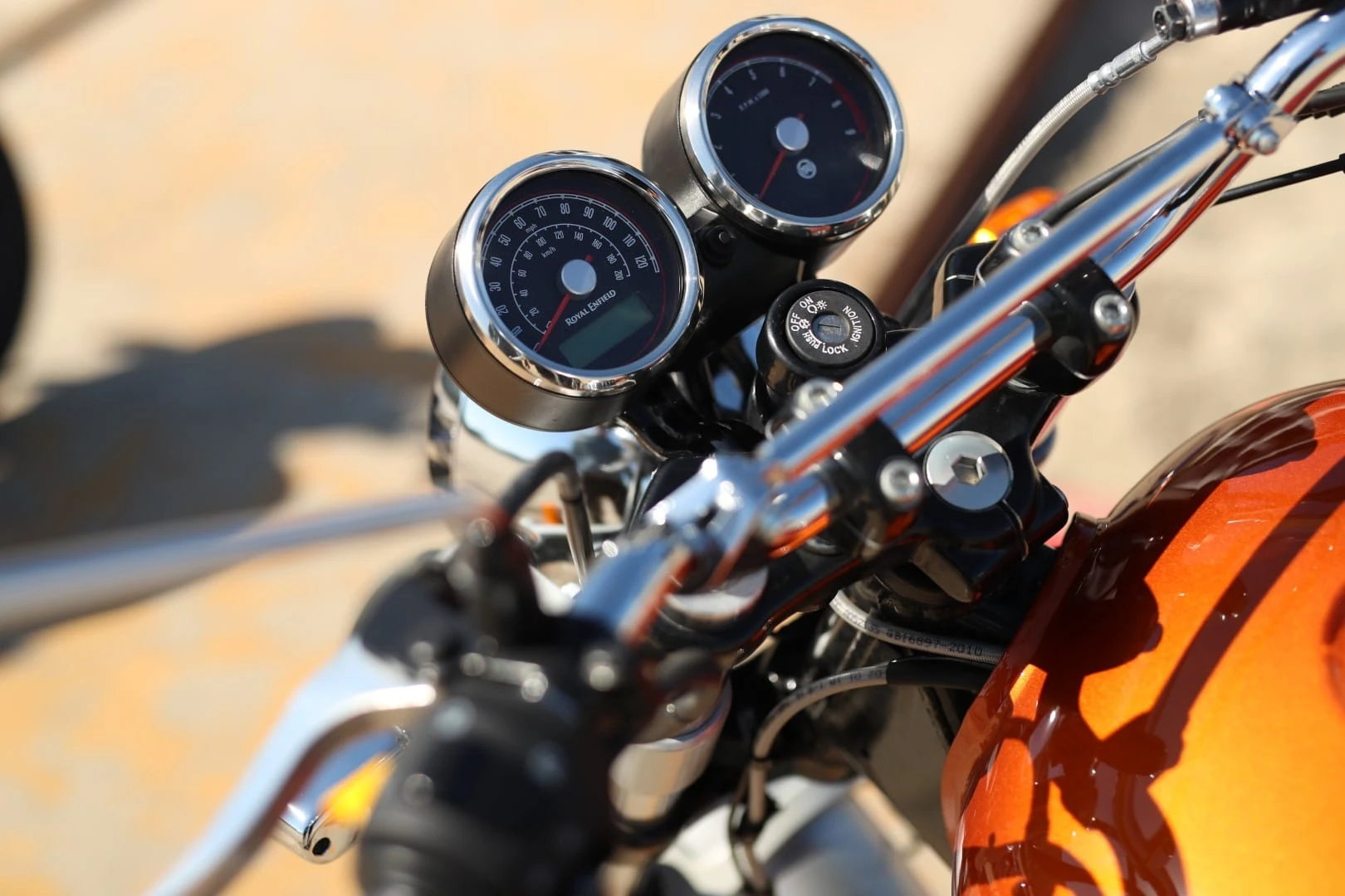 „Royal Enfield“ po 48 metų pertraukos sukūrė dviejų cilindrų motociklą