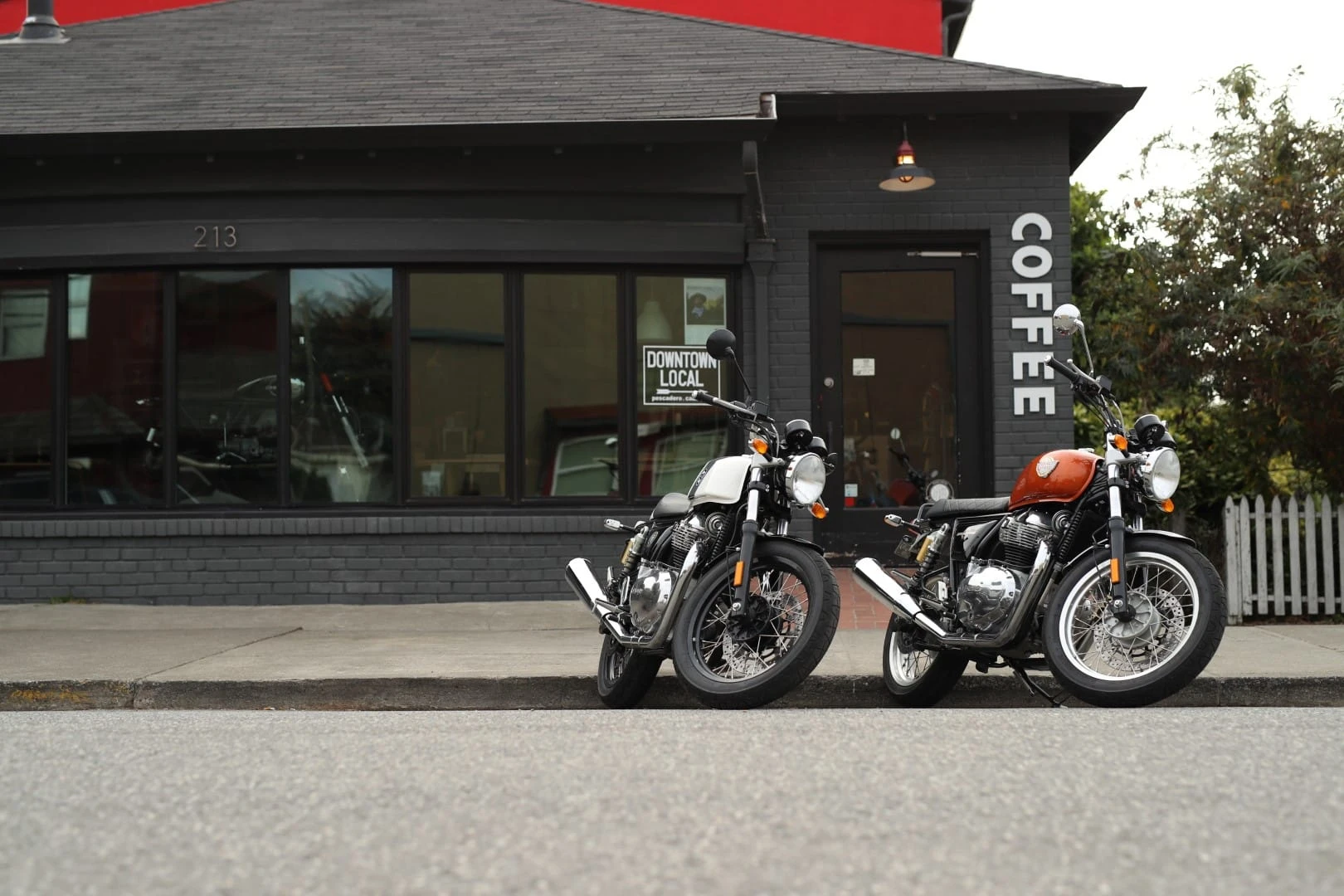 „Royal Enfield“ po 48 metų pertraukos sukūrė dviejų cilindrų motociklą