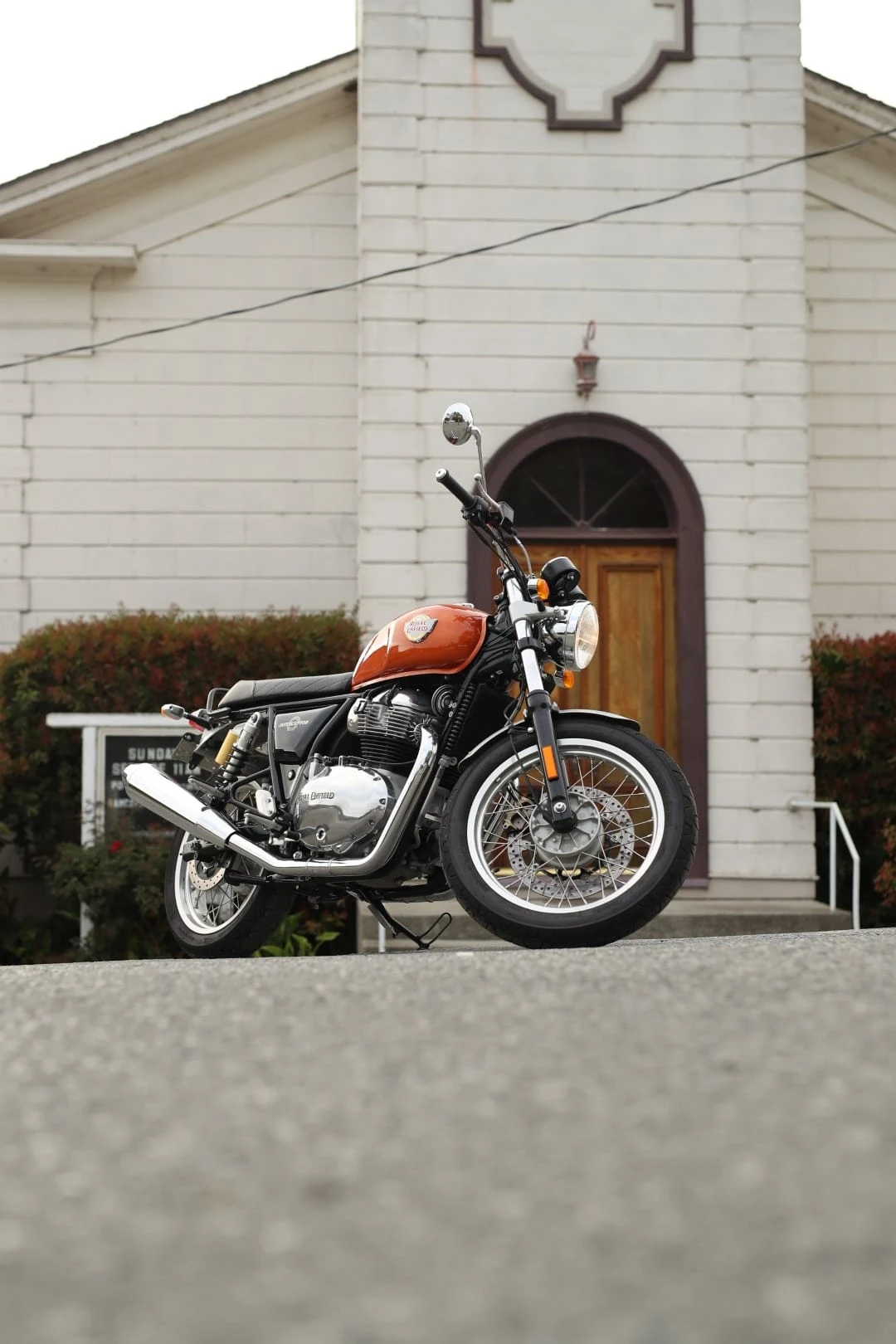 „Royal Enfield“ po 48 metų pertraukos sukūrė dviejų cilindrų motociklą