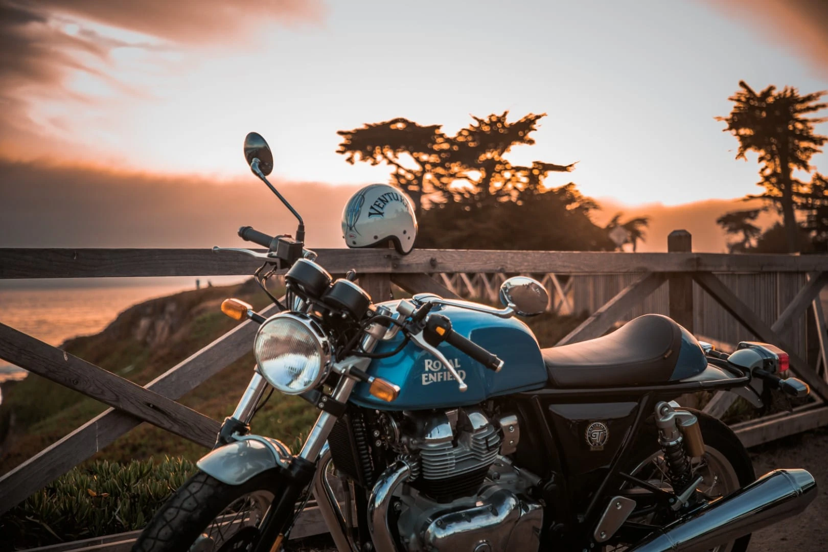 „Royal Enfield“ po 48 metų pertraukos sukūrė dviejų cilindrų motociklą