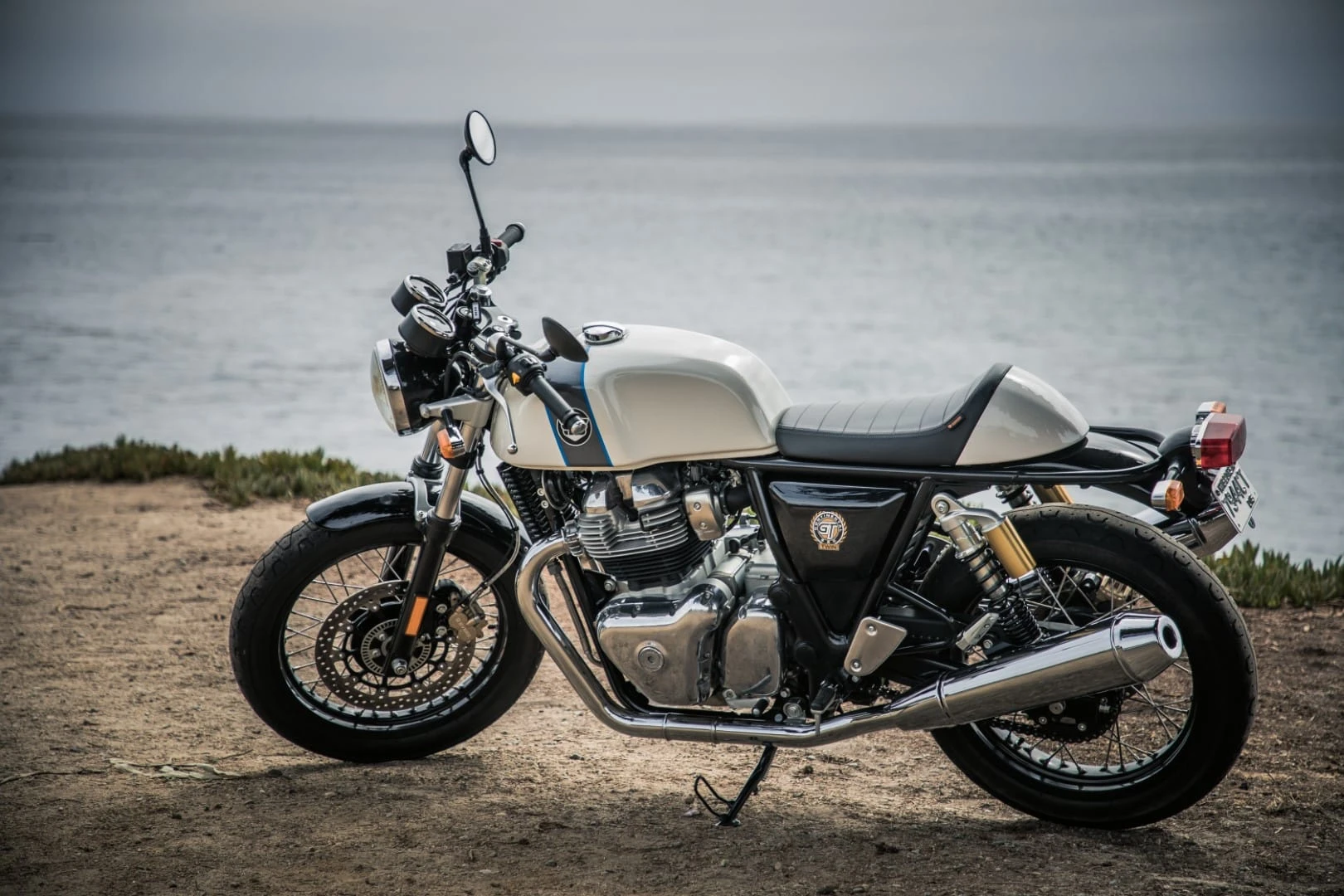 „Royal Enfield“ po 48 metų pertraukos sukūrė dviejų cilindrų motociklą