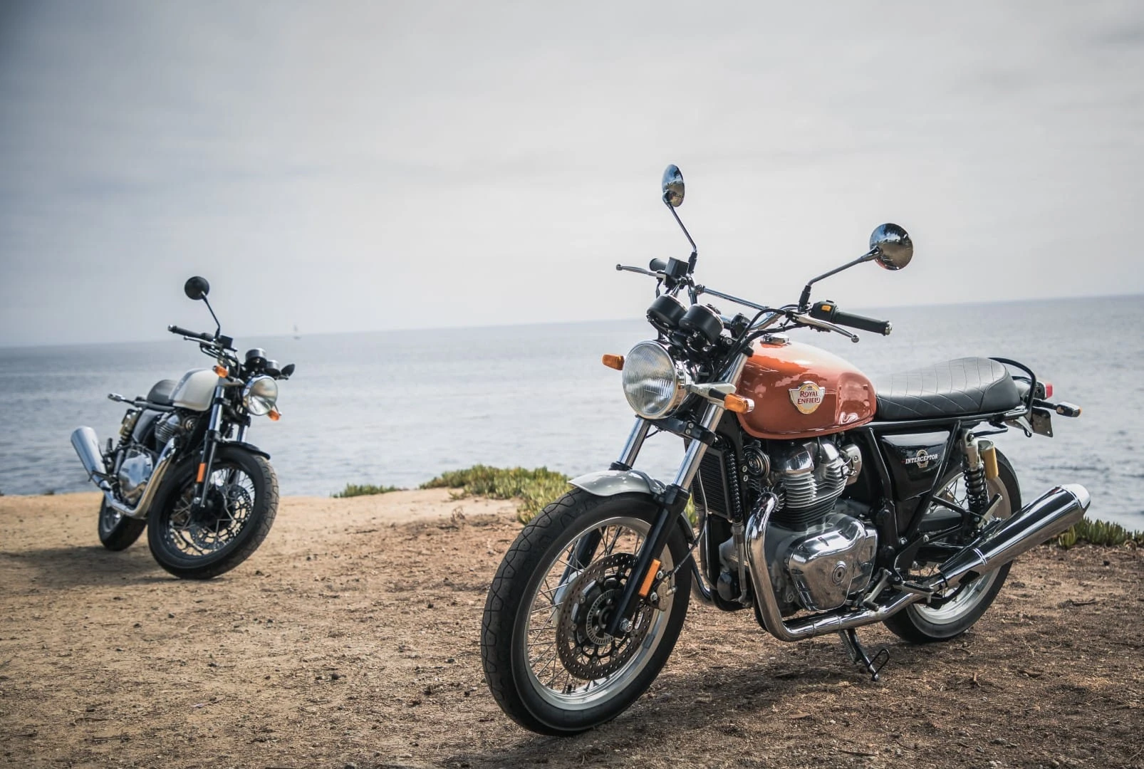 „Royal Enfield“ po 48 metų pertraukos sukūrė dviejų cilindrų motociklą