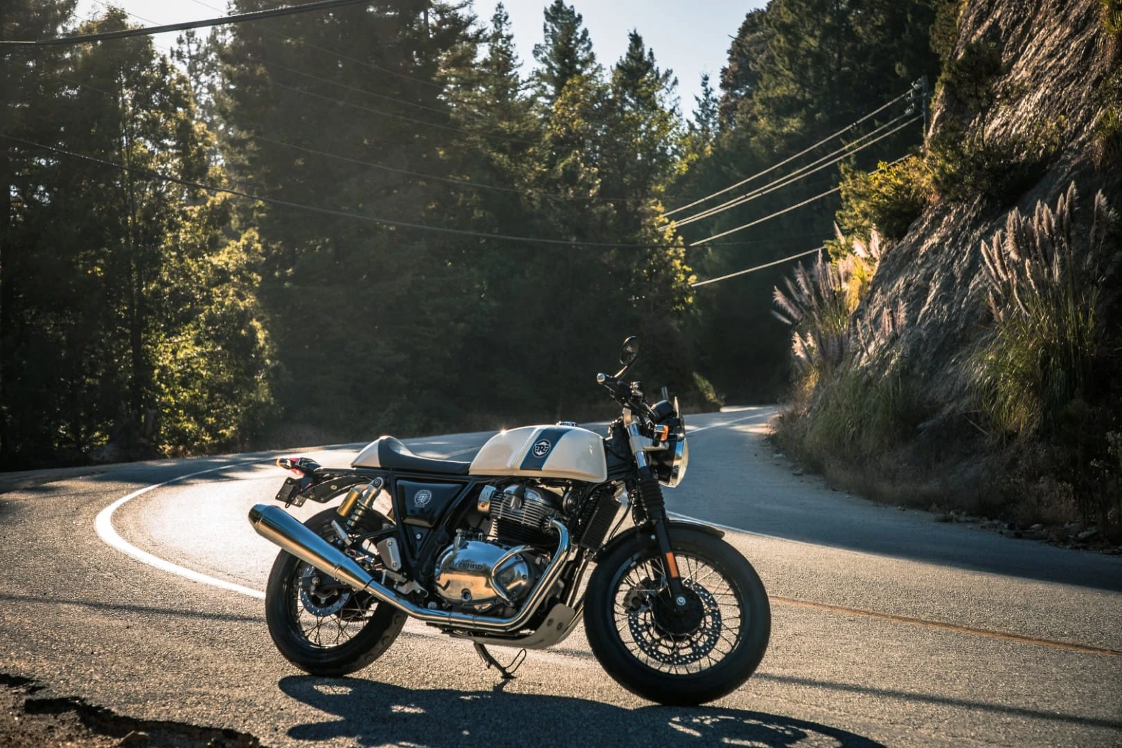 „Royal Enfield“ po 48 metų pertraukos sukūrė dviejų cilindrų motociklą