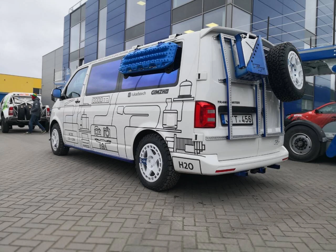 Dakaro raliui parengė mikroautobusą