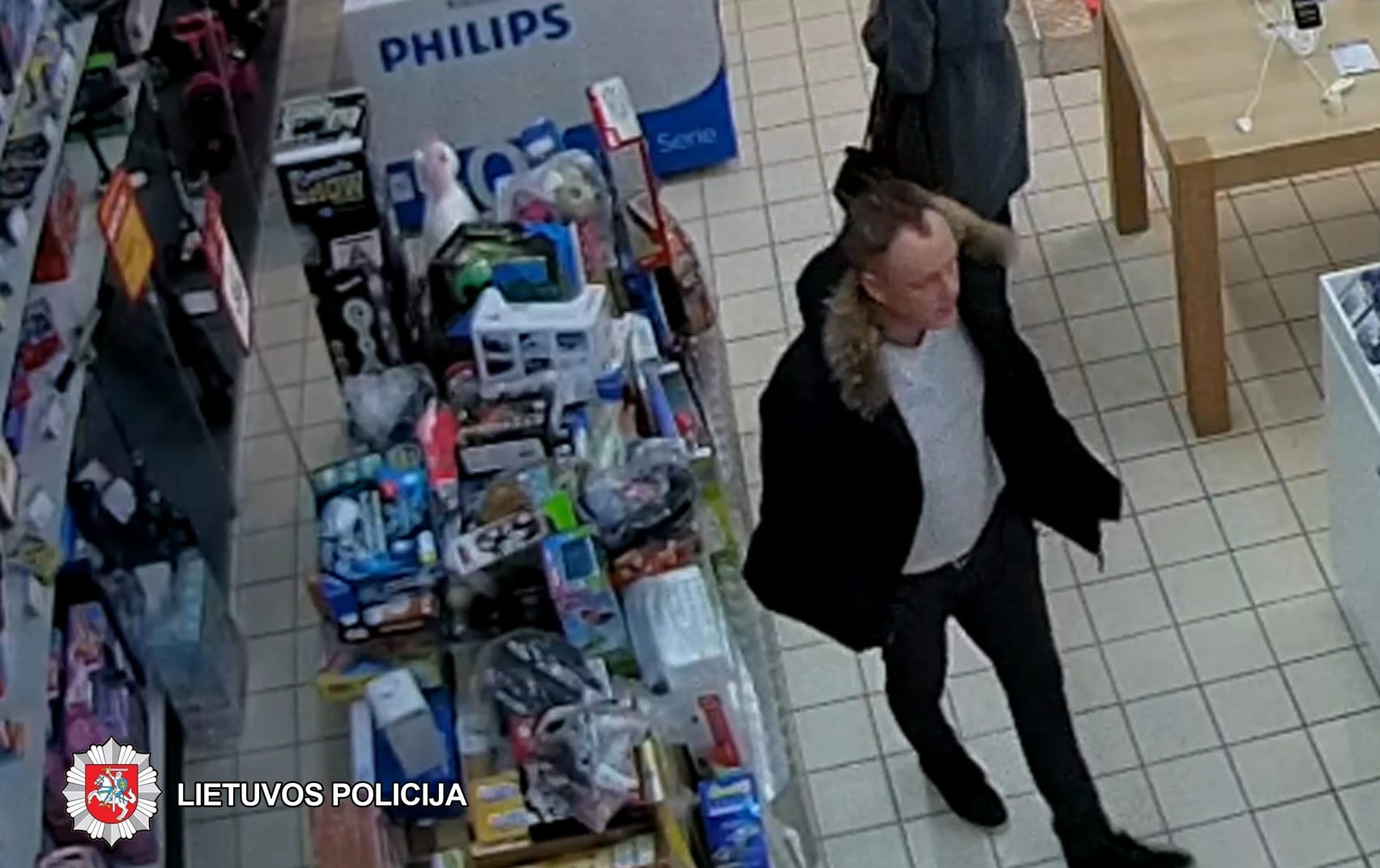 Policija prašo padėti atpažinti įtariamuosius