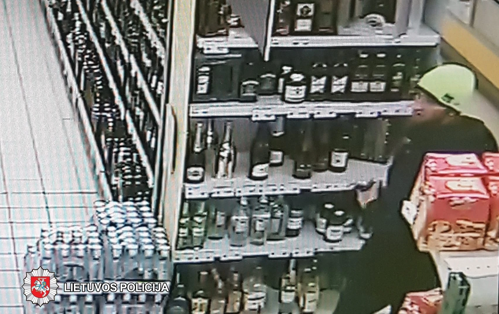 Policija prašo padėti atpažinti įtariamuosius