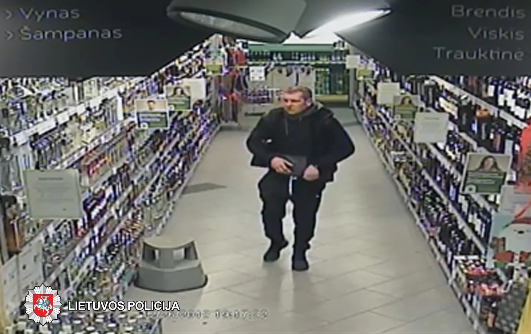 Policija prašo padėti atpažinti įtariamąjį