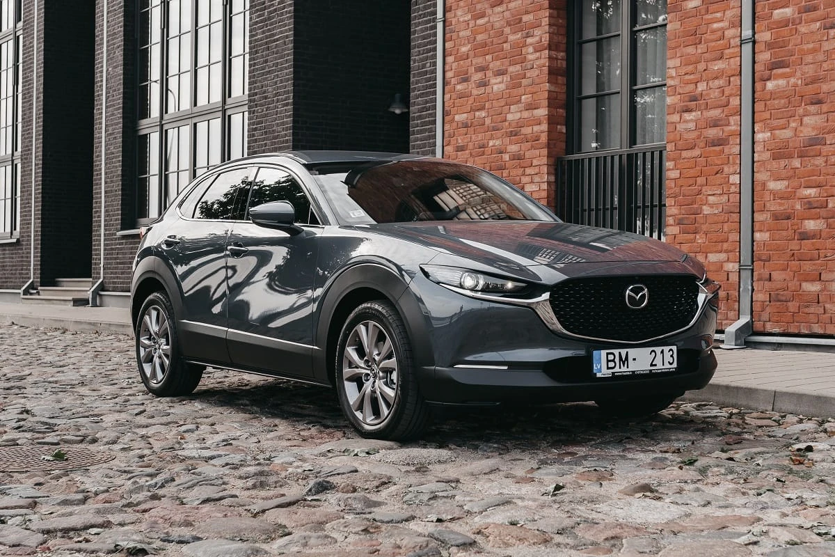 Visiškai naujas kompaktiškas miesto visureigis „Mazda CX-30“ atvyko į Lietuvą