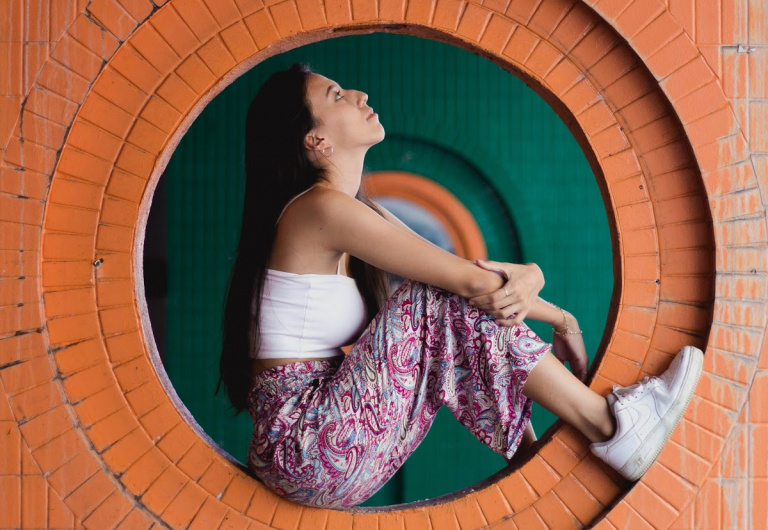 woman sitting in wall hole 3351676 e1576697844201