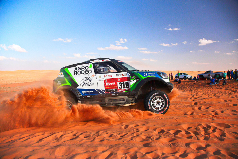 Lietuviai įpusėjo Dakarą 20-uke, vienam ekipažui jis baigėsi užsidegus varikliui