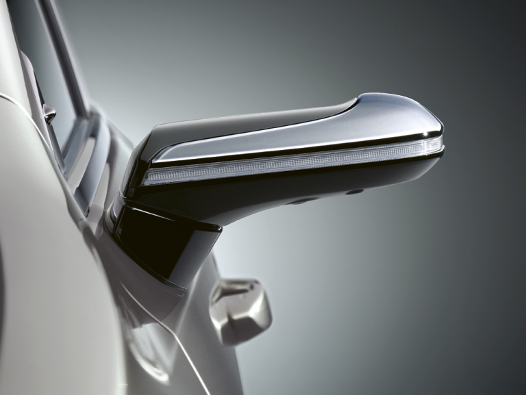 Atsisveikinkite su įprastais automobilio veidrodėliais: „Lexus“ pristato skaitmeninius šoninio vaizdo monitorius