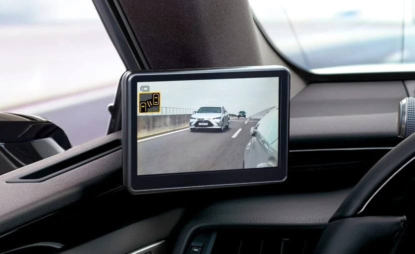 Atsisveikinkite su įprastais automobilio veidrodėliais: „Lexus“ pristato skaitmeninius šoninio vaizdo monitorius
