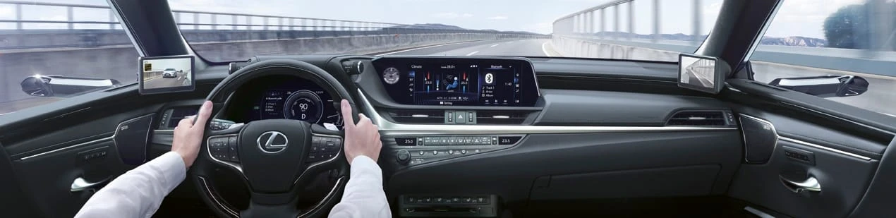 Atsisveikinkite su įprastais automobilio veidrodėliais: „Lexus“ pristato skaitmeninius šoninio vaizdo monitorius