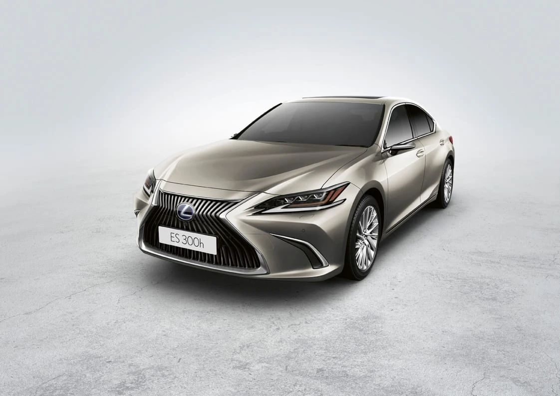 Atsisveikinkite su įprastais automobilio veidrodėliais: „Lexus“ pristato skaitmeninius šoninio vaizdo monitorius