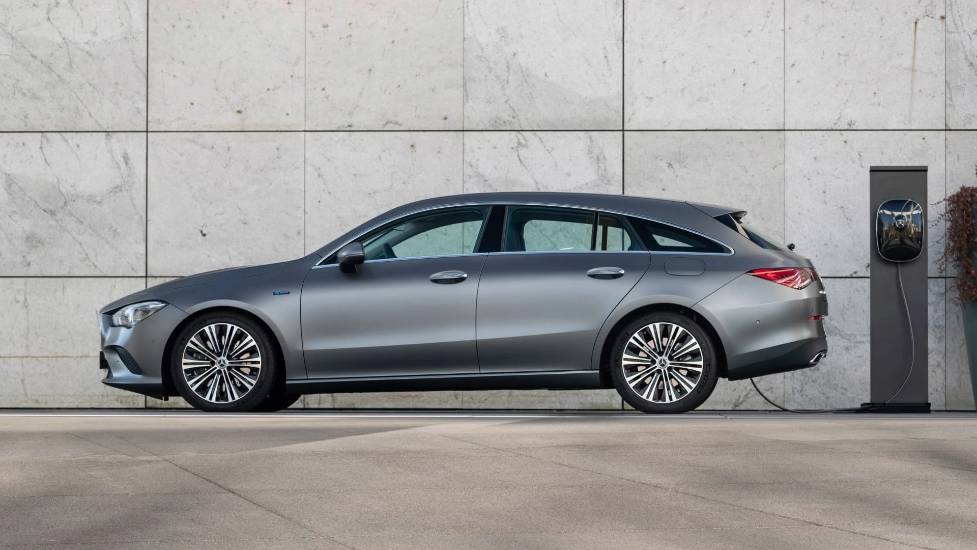 „Mercedes-Benz“ pristato tris naujus įkraunamus hibridinius modelius
