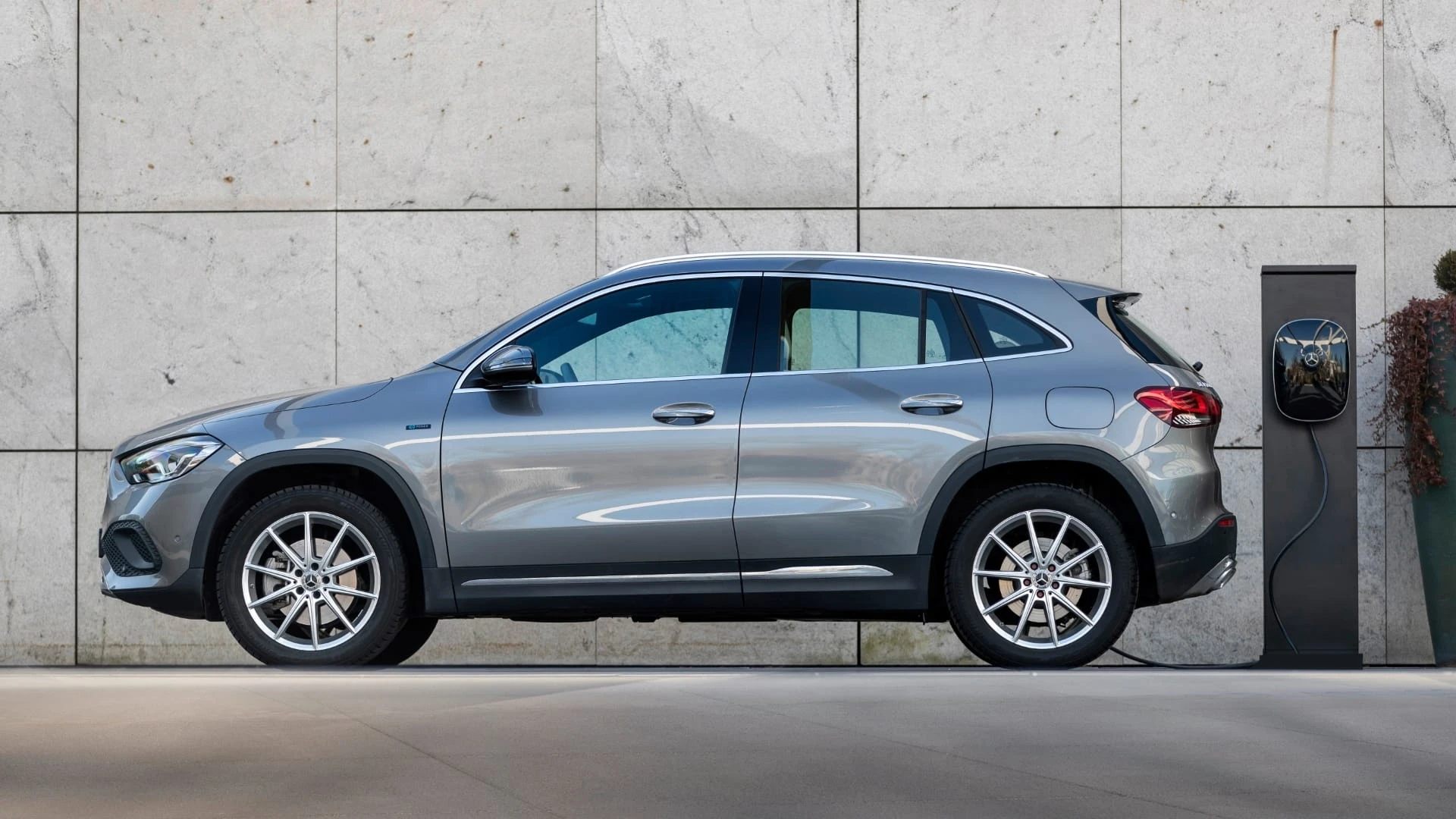 „Mercedes-Benz“ pristato tris naujus įkraunamus hibridinius modelius