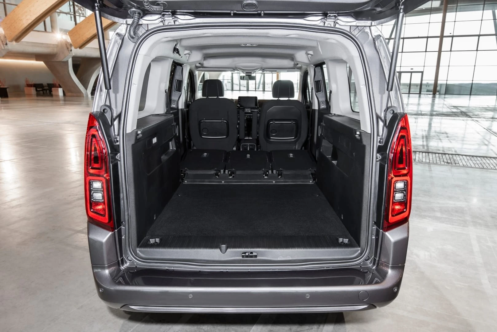 Naujasis universalumo lyderis „Toyota Proace City Verso“ atvyko į Lietuvą