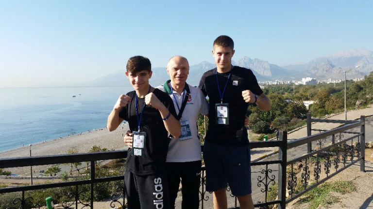 J Kibas su aukletiniais