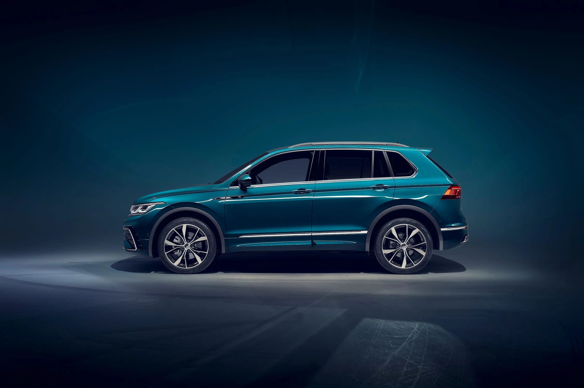 Atnaujintas populiariausias „Volkswagen“ Baltijos šalyse – „Tiguan“: gama pasipildė ir iš tinklo kraunama, ir R versija
