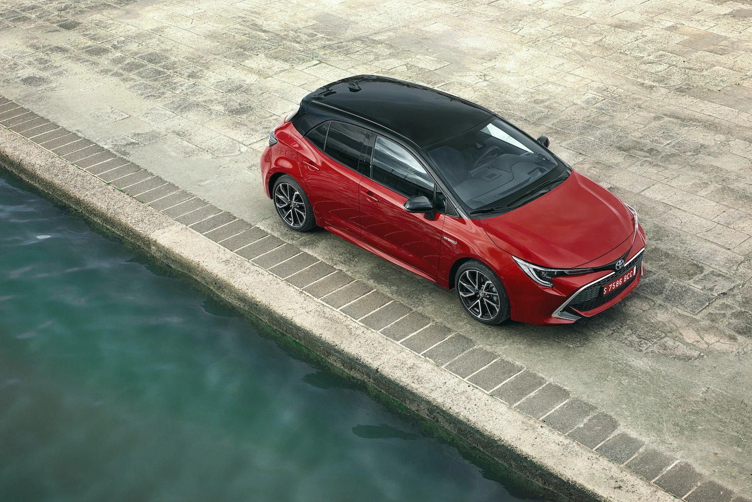„Toyota“ sustiprino pozicijas automobilių rinkoje