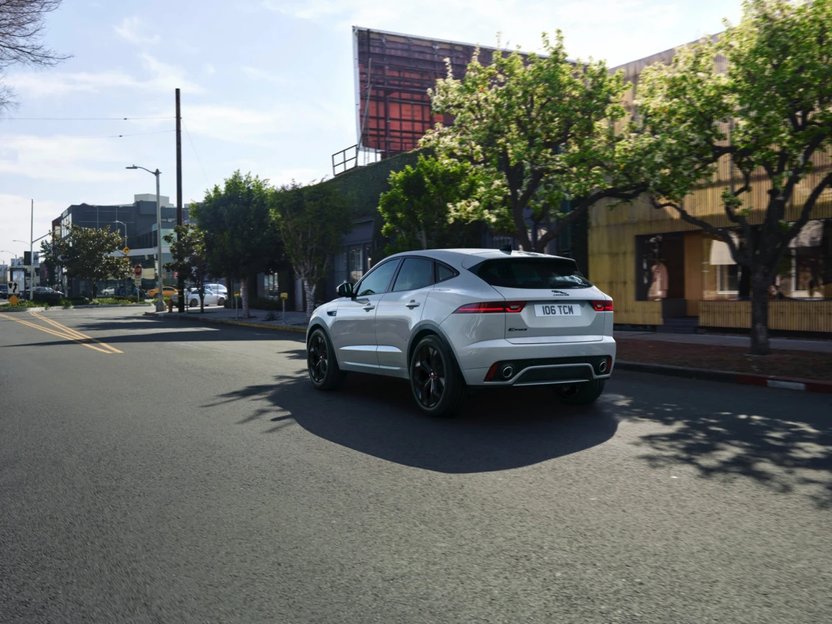 Naujasis „Jaguar E-Pace“ – dar saugesnis ir greitesnis kompaktinis SUV