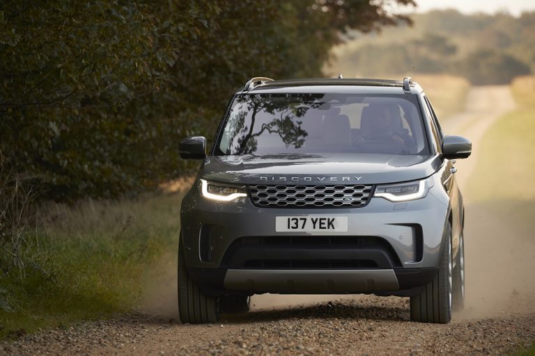 Atnaujintas „Land Rover Discovery“ – dar patogesnis visiems septyniems keleiviams