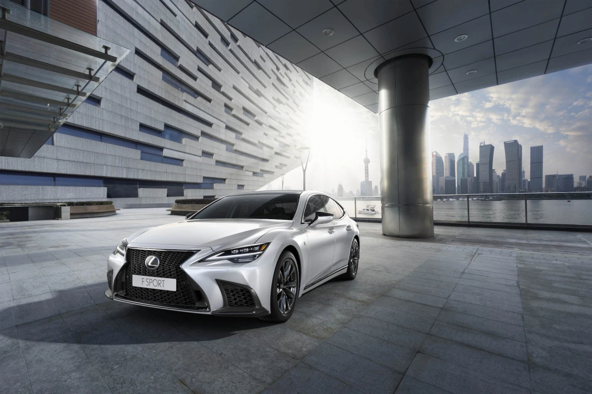 Atnaujintas Lexus LS 25