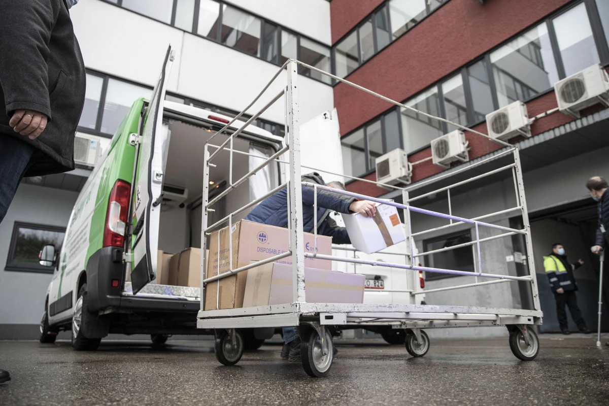 Į Lietuvą atvyko pirmoji COVID-19 vakcinų siunta. +Nuotraukos ir video
