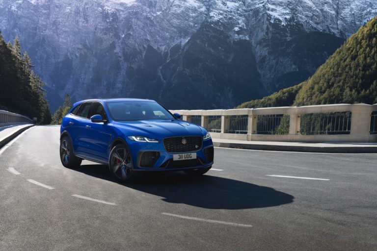 Jaguar F Pace SVR 9