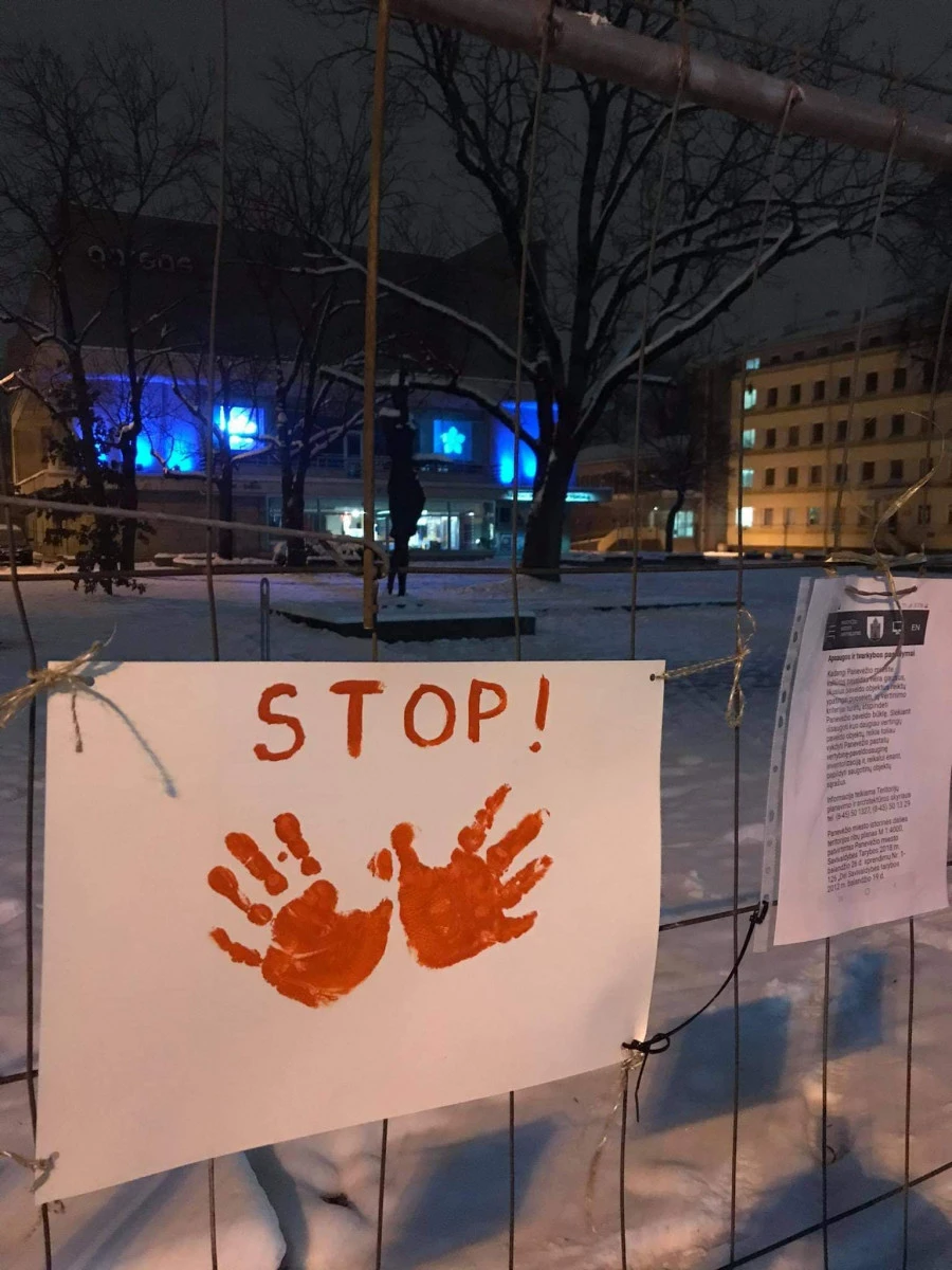 Nuversti ruošiamo „Garso” aptvaras „papuoštas” protesto plakatais