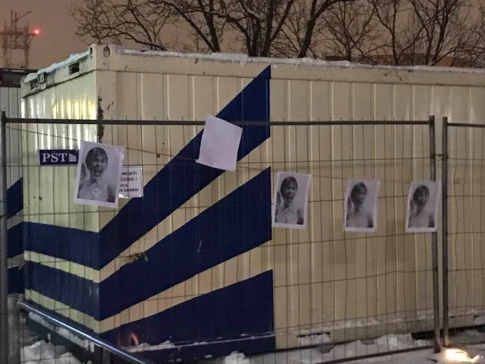 Nuversti ruošiamo „Garso” aptvaras „papuoštas” protesto plakatais