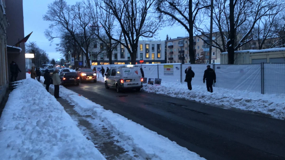 Į piketą susirinkusius „Garso” gynėjus išvaikė policija