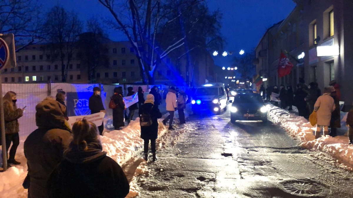 Į piketą susirinkusius „Garso” gynėjus išvaikė policija