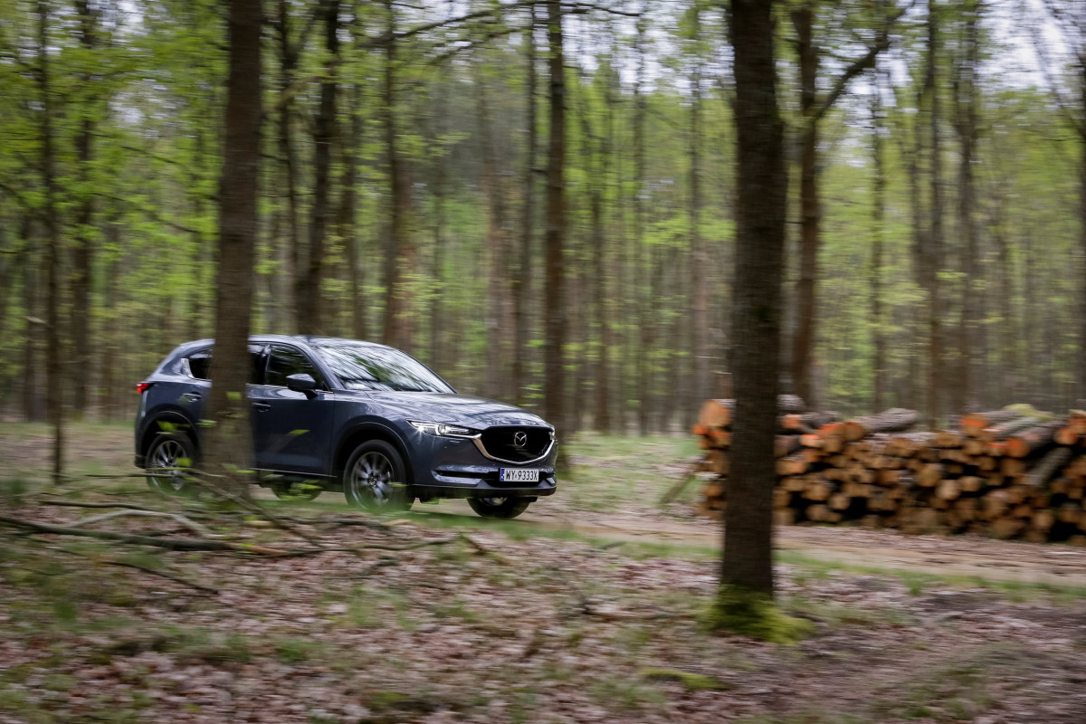 Atnaujinta „Mazda CX-5“ – su naktį pėsčiuosius atpažįstančia sistema