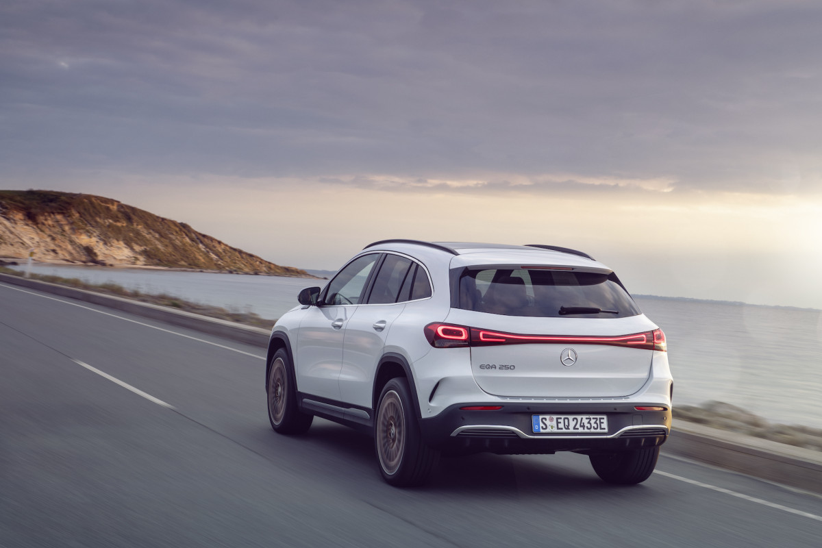 „Mercedes-Benz“ žengia į elektrinių krosoverių segmentą ir pristato naująjį EQA