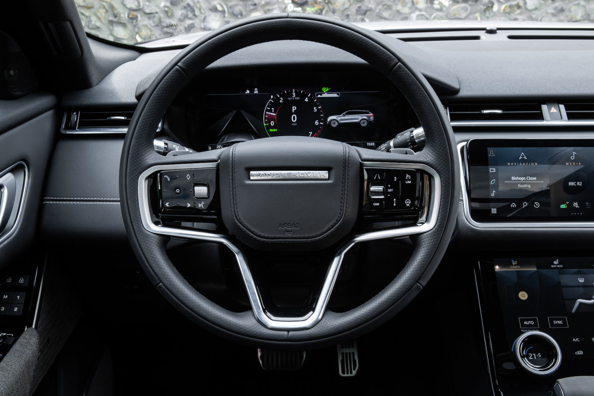 Atnaujintas „Range Rover Velar“ jau pasiekė Lietuvą: rafinuotą stilių papildė elektrifikuotos pavaros