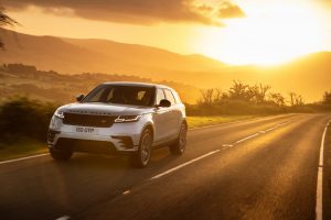 Atnaujintas „Range Rover Velar“ jau pasiekė Lietuvą: rafinuotą stilių papildė elektrifikuotos pavaros