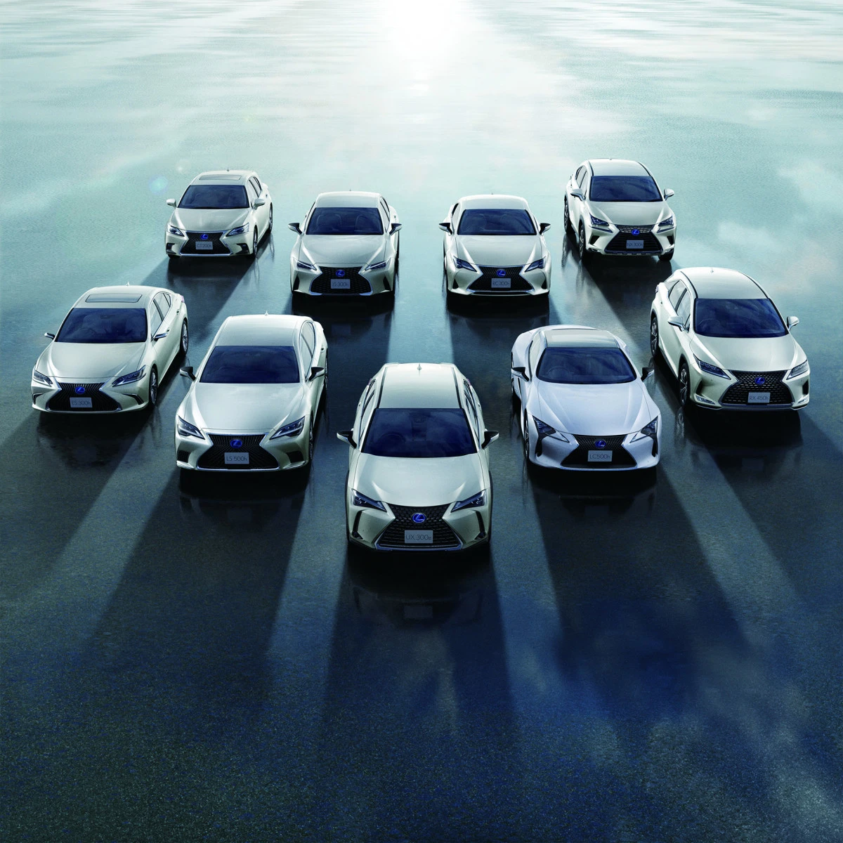 Elektrifikuotu Lexus automobiliu gama