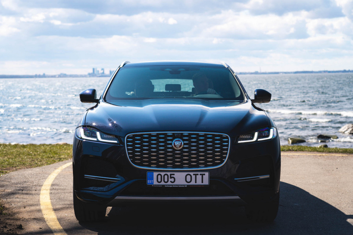 Jaguar F Pace 2