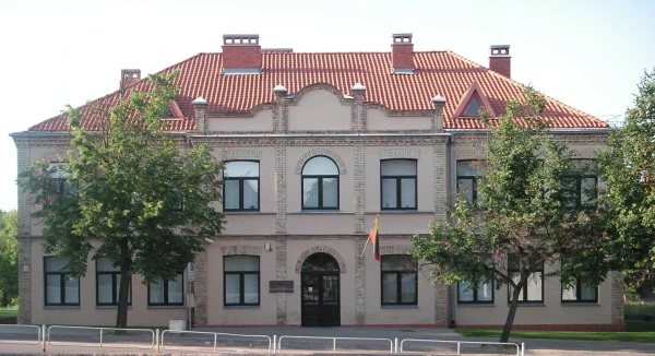 Su plyta prieš teismą