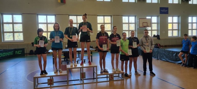 0928 stalo tenisas Smilte antra is kaires