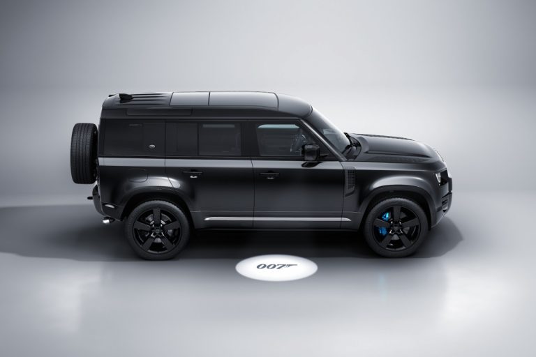 Land Rover Defender V8 Bond Edition 1