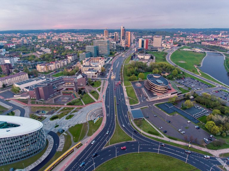 Nauja tendencija: vairuotojų trūkumas lemia komercinio transporto populiarumo vėjus