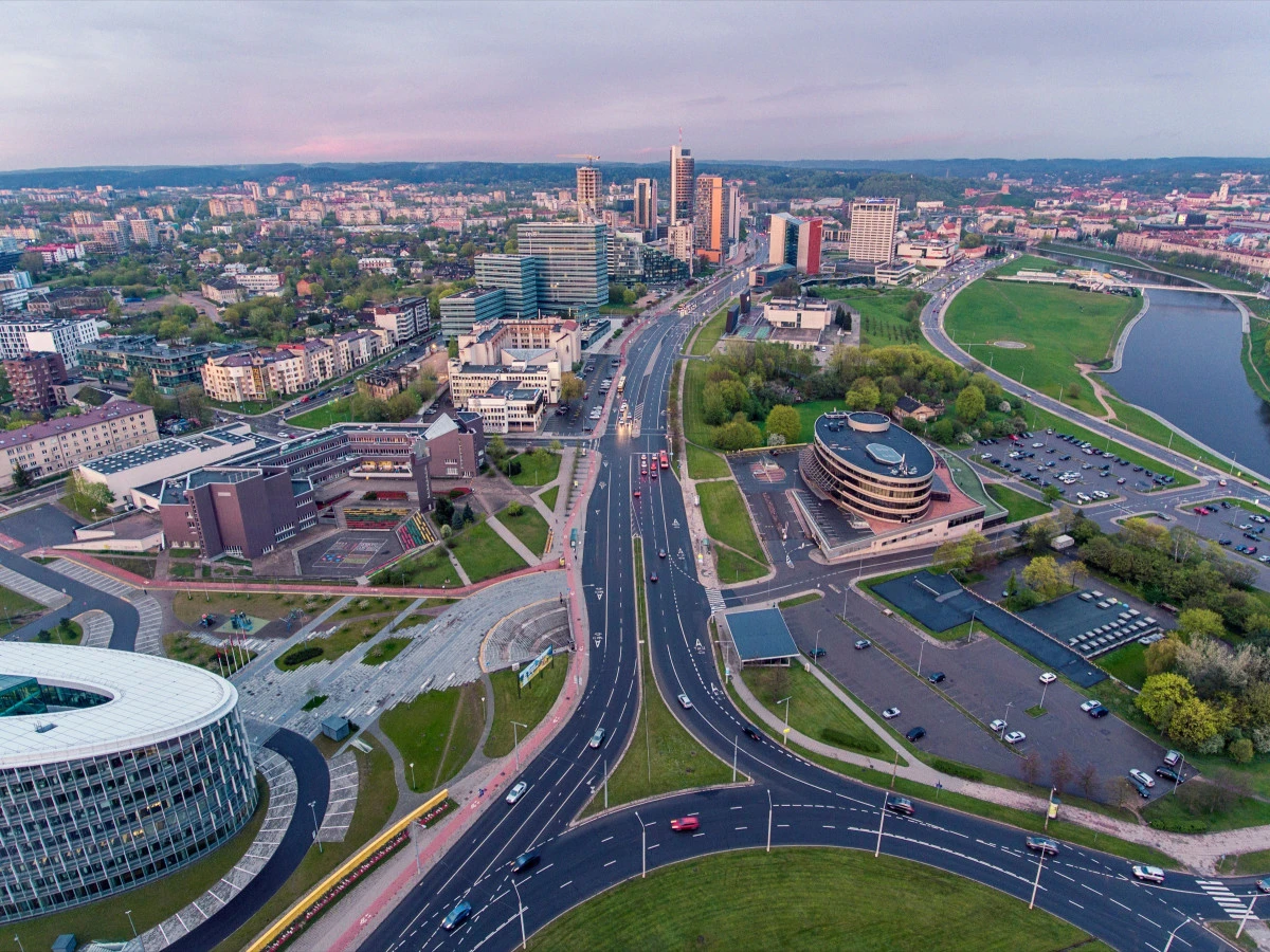 Nauja tendencija: vairuotojų trūkumas lemia komercinio transporto populiarumo vėjus