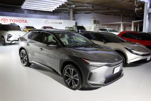 „Toyota“ pristatė ambicingą planą: greičiau nei per dešimtmetį elektromobilių gamą praplės iki 30 modelių