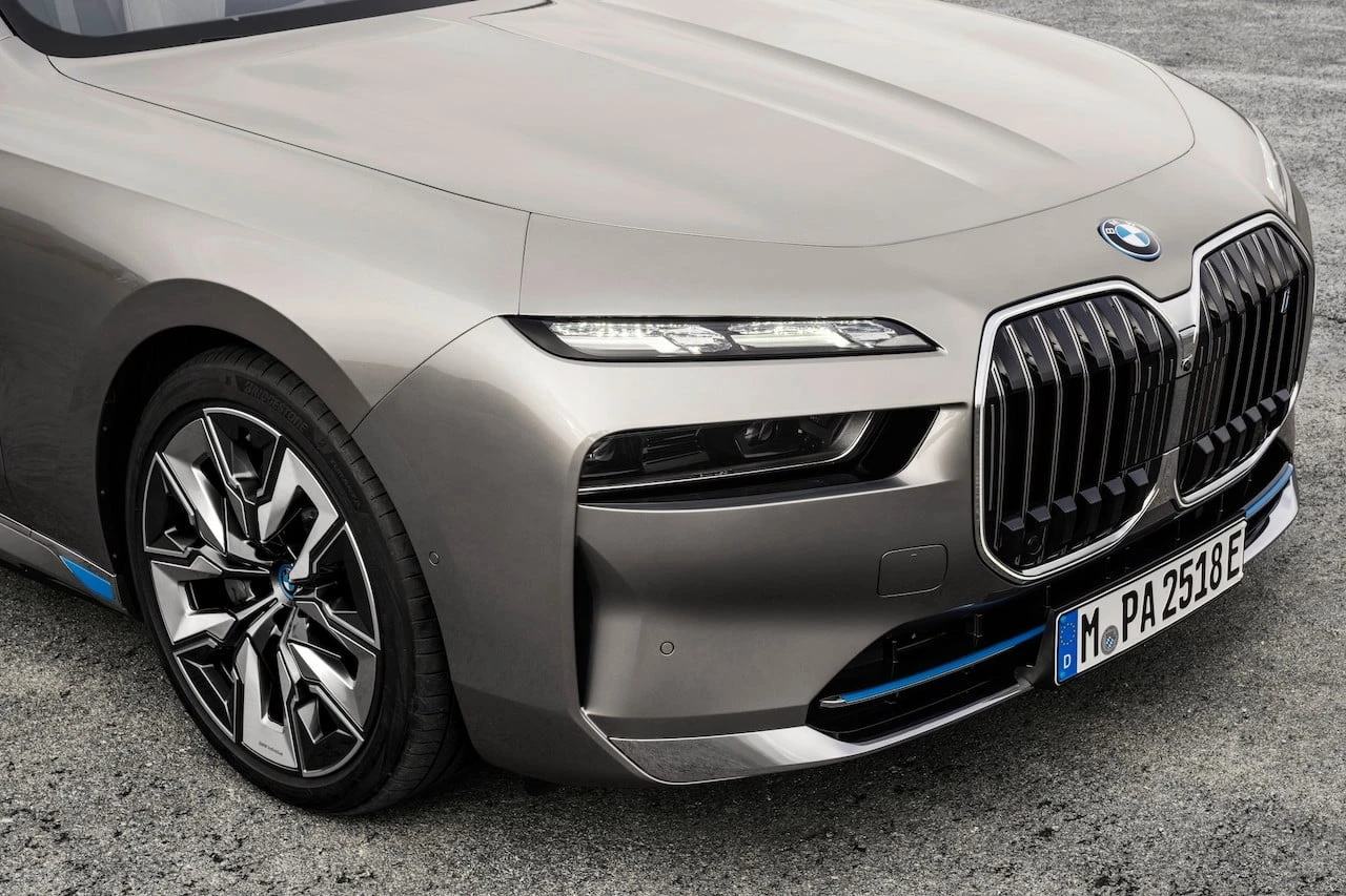 BMW atnaujino 7 seriją – debiutuoja ir prabangus elektromobilis „i7“