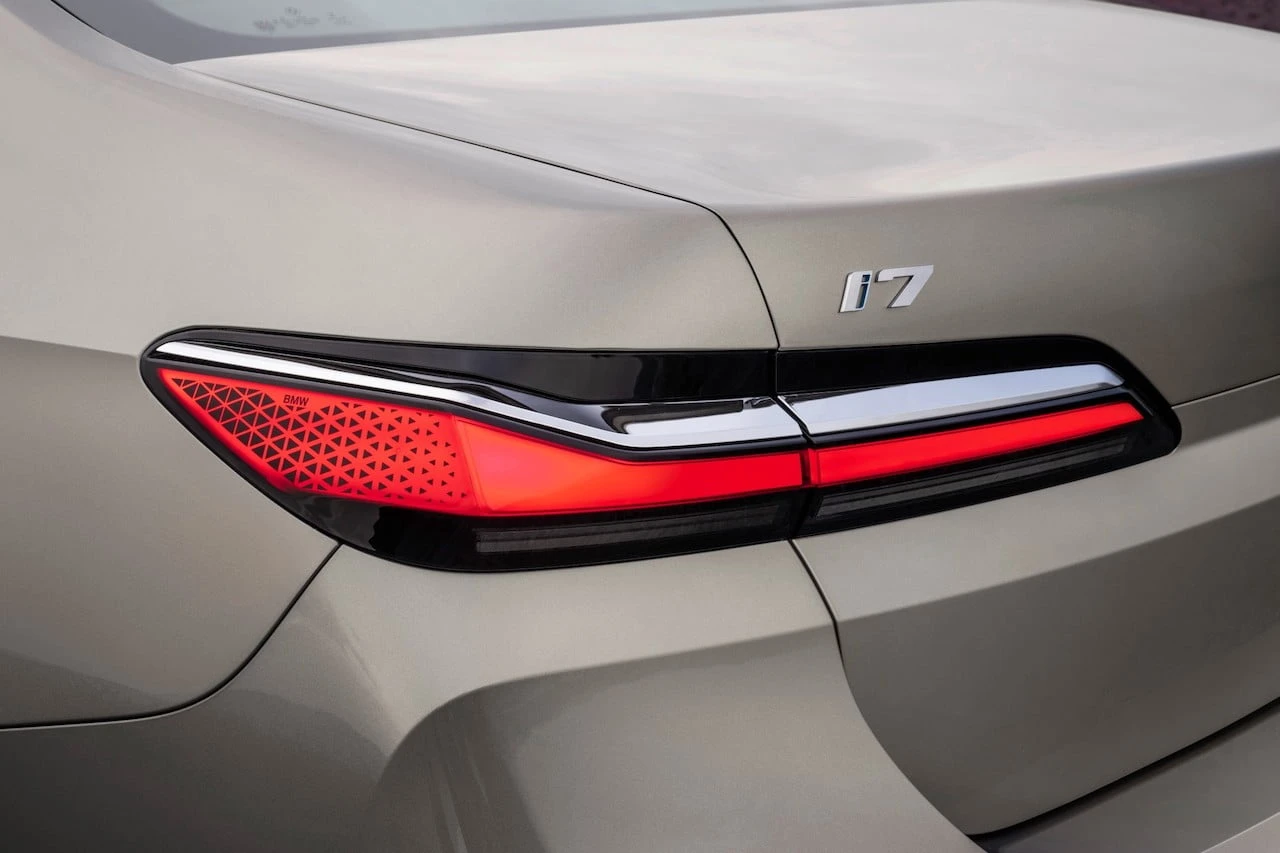 BMW atnaujino 7 seriją – debiutuoja ir prabangus elektromobilis „i7“